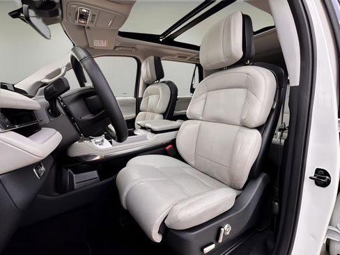 Used 2025 Lincoln Navigator L Reserve image 9