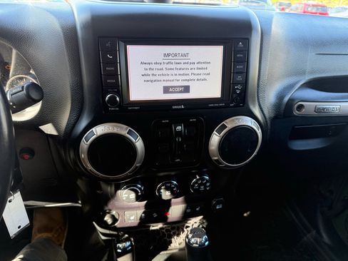 Used 2016 Jeep Wrangler Unlimited Sahara image 15