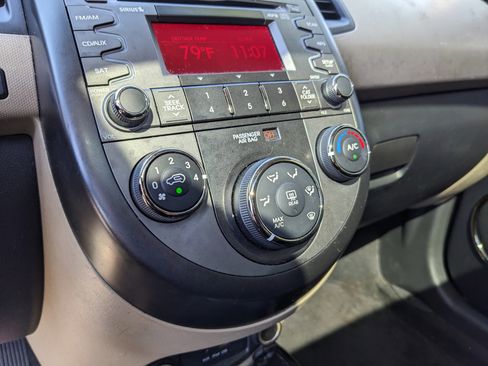Used 2011 Kia Soul ! FWD image 29