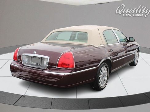 Used 2006 Lincoln Town Car Signature image 4