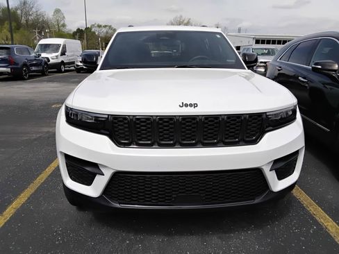 Used 2024 Jeep Grand Cherokee Altitude image 7
