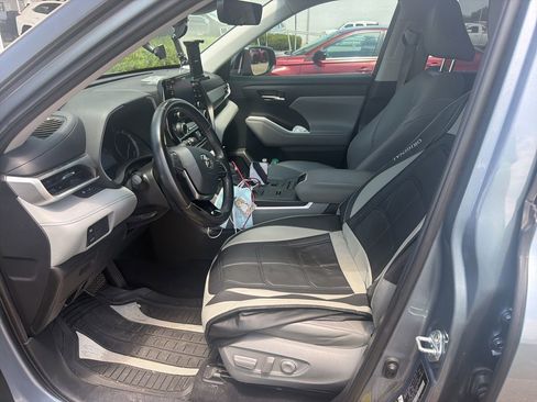 Used 2021 Toyota Highlander XLE FWD image 7