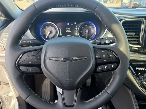 Used 2025 Chrysler Pacifica Limited image 17