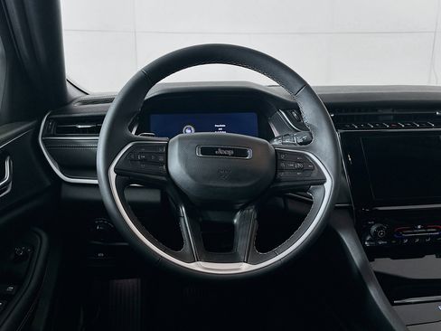 Used 2025 Jeep Grand Cherokee L Laredo image 18