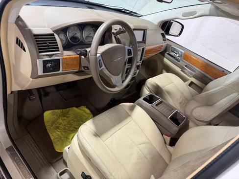 Used 2008 Chrysler Town & Country Limited w/ Entertainment Group #3 FWD image 22