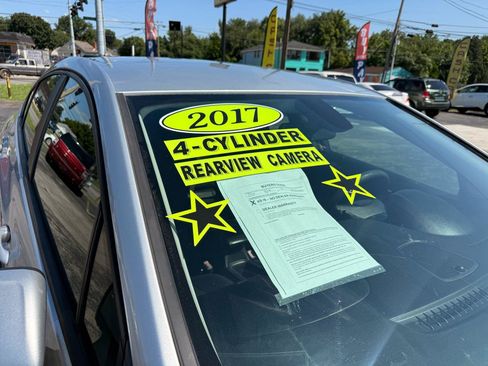 Used 2017 Chevrolet Cruze LT w/ Convenience Package FWD image 2