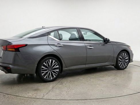 Used 2025 Nissan Altima 2.5 SV FWD image 9