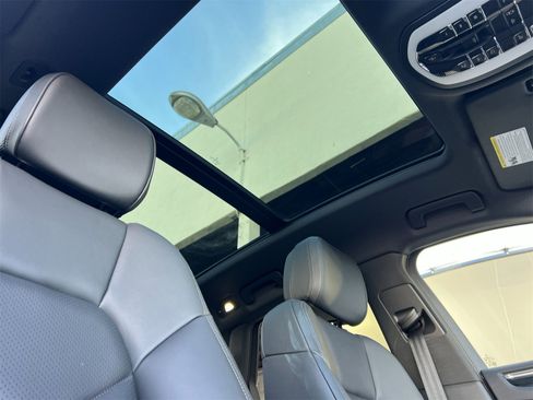 Used 2025 Porsche Macan image 19