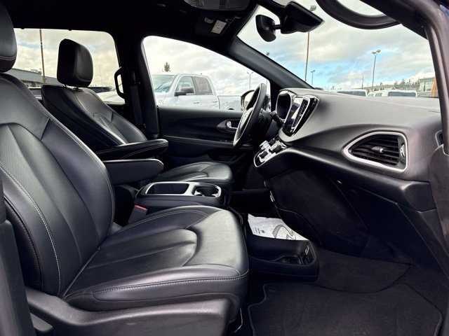 Used 2025 Chrysler Pacifica Select FWD image 10