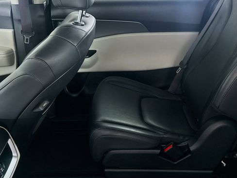 Used 2024 Kia Carnival LX image 33