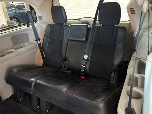 Used 2014 Chrysler Town & Country Touring-L FWD image 20