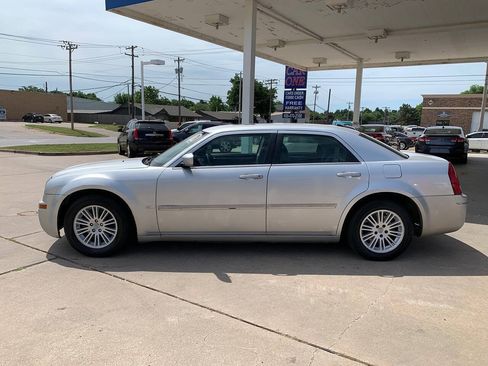 Used 2005 Chrysler 300 Touring RWD image 4