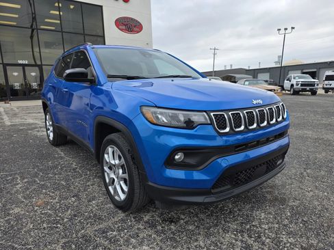 Used 2023 Jeep Compass Latitude image 1
