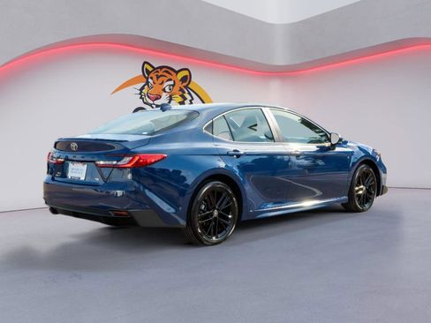 Used 2025 Toyota Camry SE image 5