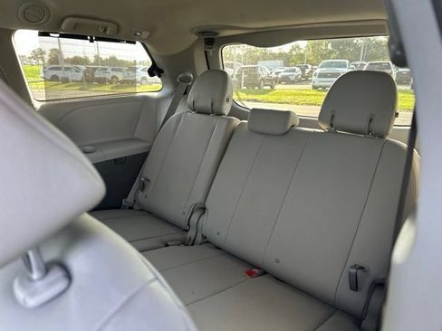 Used 2020 Toyota Sienna XLE w/ Carpet Mat Package FWD image 15
