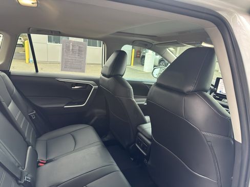 Used 2023 Toyota RAV4 XLE Premium image 15