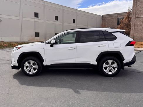 Used 2021 Toyota RAV4 XLE w/ Carpet Mat Package (TMS) image 11