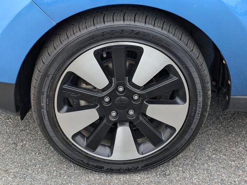Used 2018 Kia Soul + FWD image 13