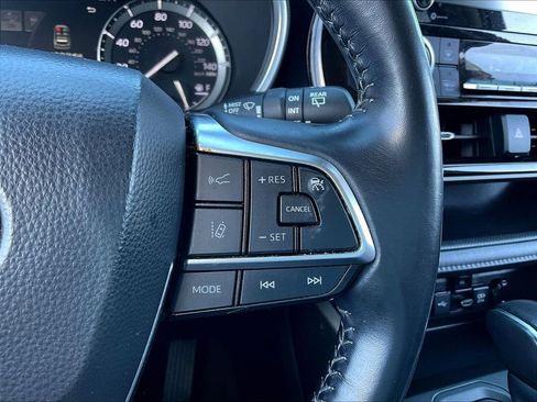 Used 2021 Toyota Highlander XLE AWD/4WD image 24