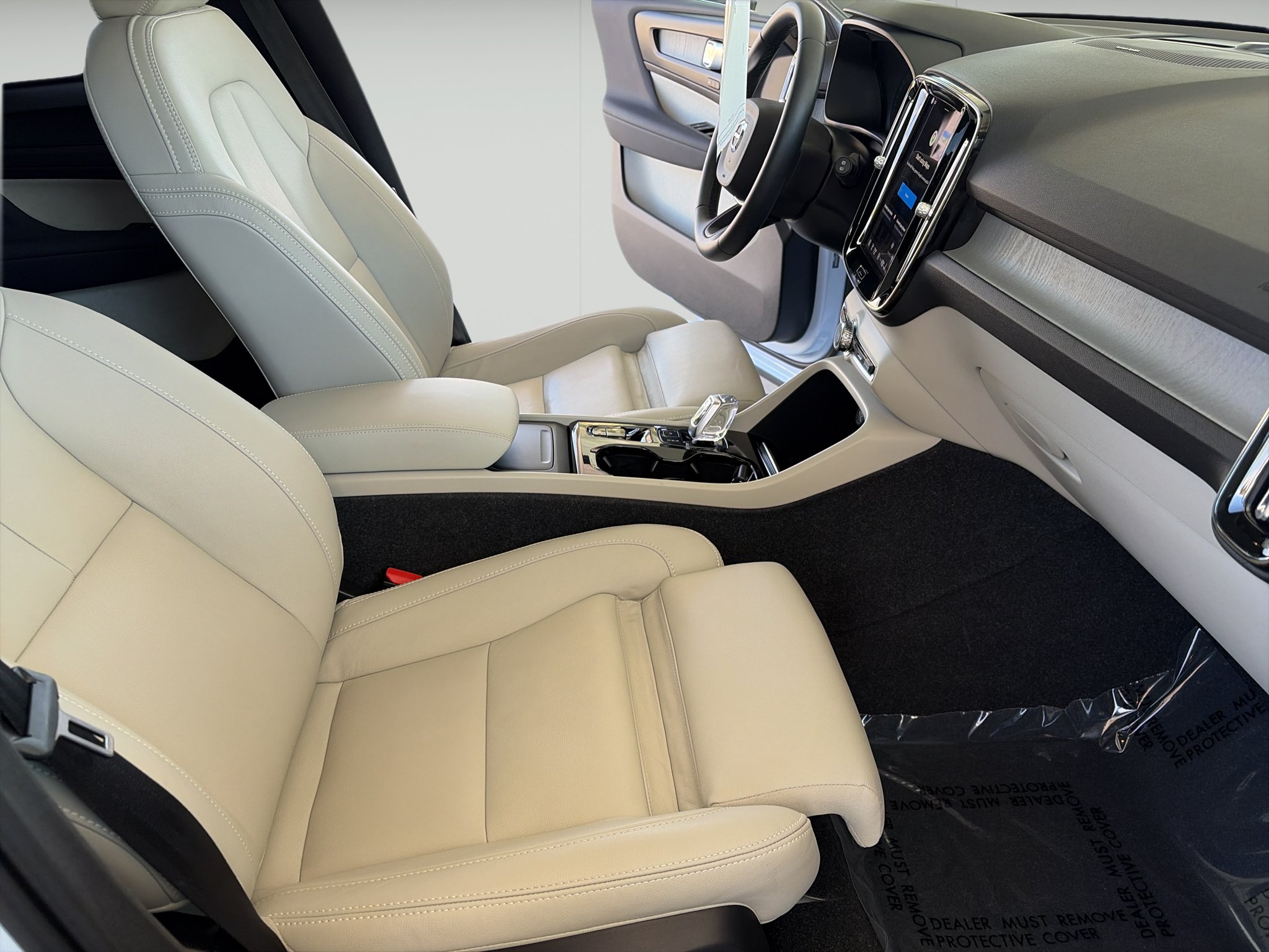 Used 2024 Volvo XC40 B5 Plus w/ Protection Package Premier AWD/4WD image 13