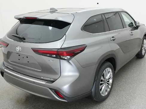 New 2026 Toyota Highlander Platinum image 8