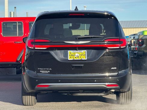 New 2026 Chrysler Pacifica Select AWD/4WD image 4