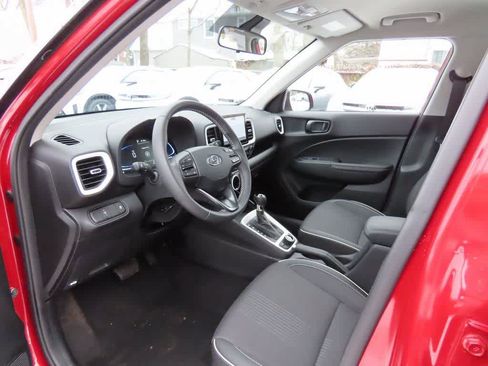 Used 2025 Hyundai Venue Limited image 2