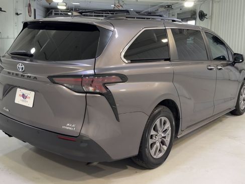 Used 2023 Toyota Sienna XLE image 9