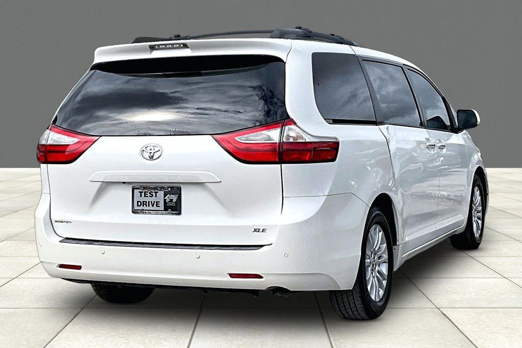 Used 2017 Toyota Sienna XLE Premium FWD image 2
