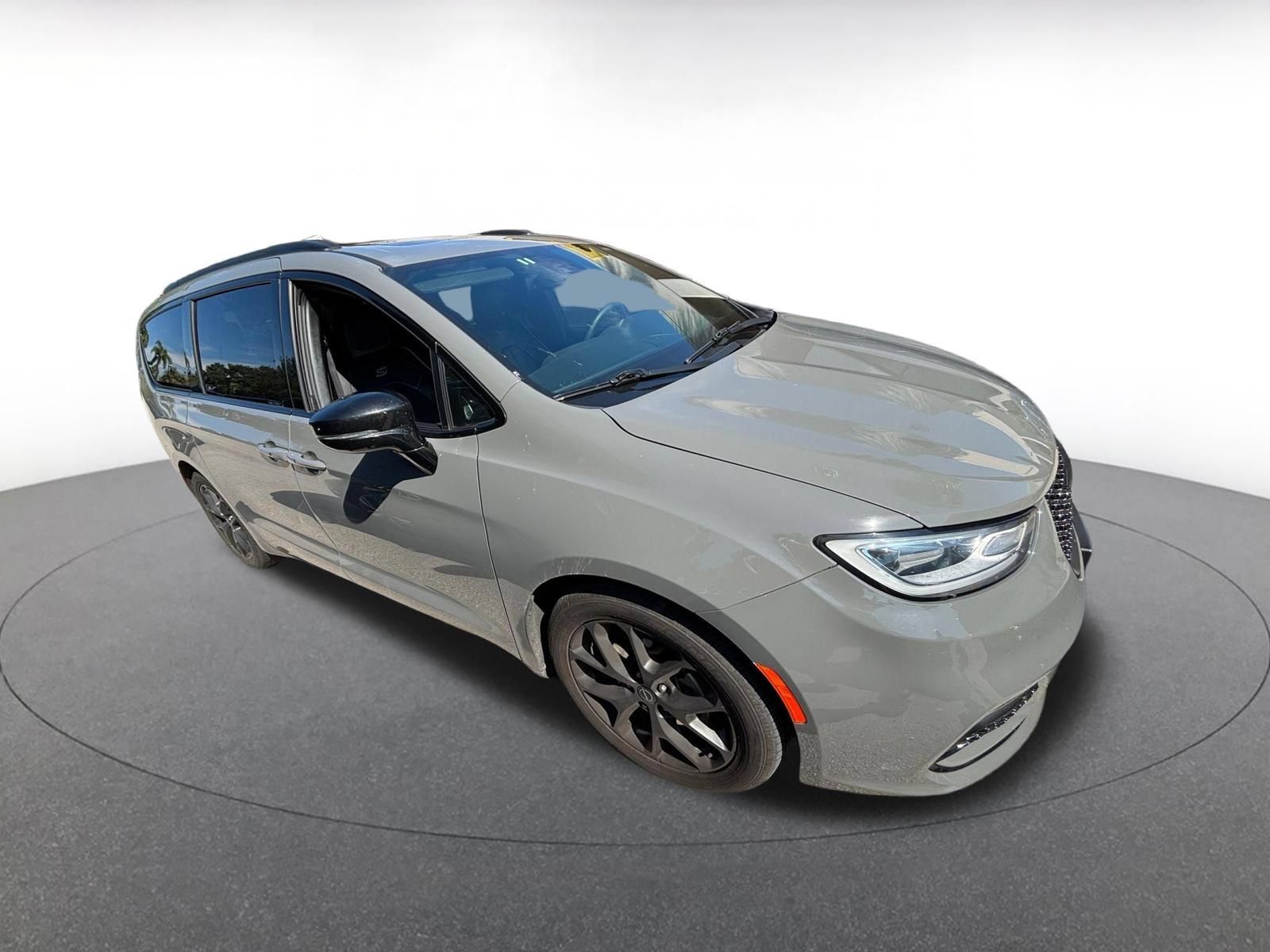 Used 2025 Chrysler Pacifica Limited FWD image 2