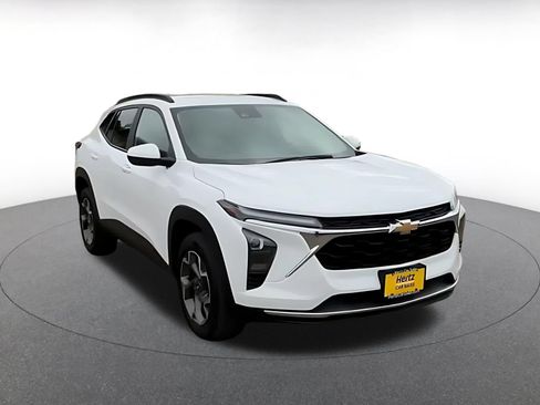 Used 2025 Chevrolet Trax LT w/ LT Convenience Package FWD image 3