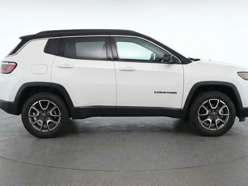 Used 2025 Jeep Compass Trailhawk AWD/4WD image 11
