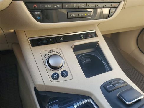 Used 2013 Lexus ES 300h image 23