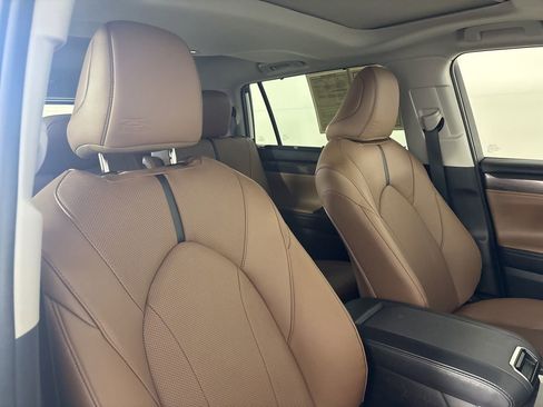 Used 2025 Toyota Highlander XLE image 31