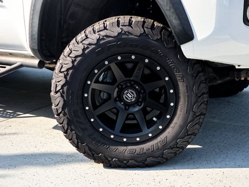 Used 2020 Toyota Tacoma TRD Off-Road AWD/4WD image 13