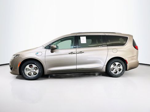 Used 2018 Chrysler Pacifica Touring-L image 4
