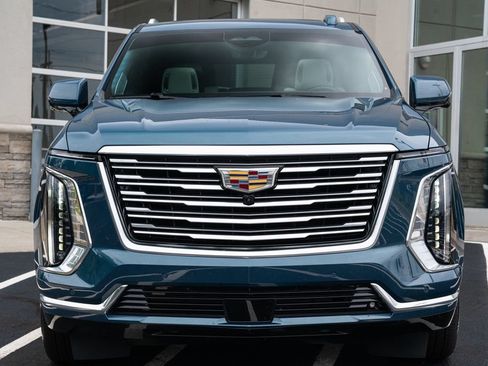 Used 2025 Cadillac Escalade Premium Luxury Platinum AWD/4WD image 4