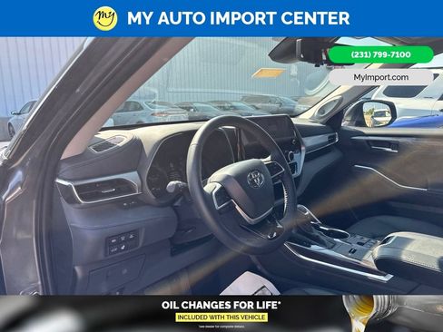 Used 2025 Toyota Highlander Platinum AWD/4WD image 8