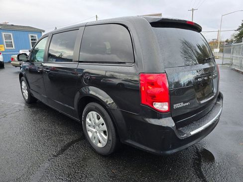 Used 2018 Dodge Grand Caravan SE image 3