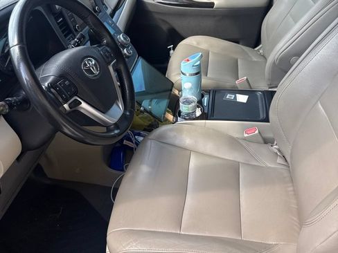 Used 2019 Toyota Sienna XLE Premium FWD image 7