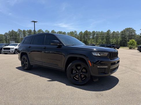 Used 2022 Jeep Grand Cherokee L Limited w/ Black Appearance Package AWD/4WD image 3