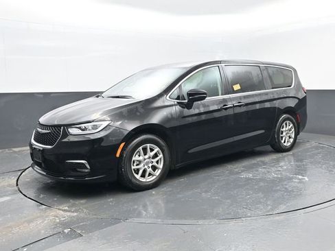 Used 2024 Chrysler Pacifica Touring-L image 1