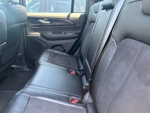 Used 2024 Jeep Grand Cherokee Altitude AWD/4WD image 38