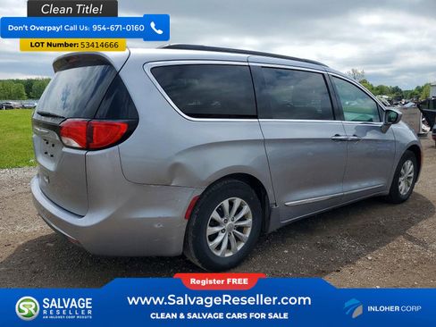 Used 2017 Chrysler Pacifica Touring-L FWD image 4