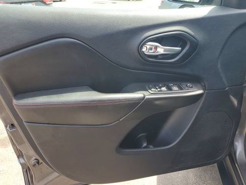 Used 2021 Jeep Cherokee Trailhawk AWD/4WD image 21