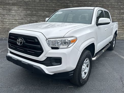 Used 2017 Toyota Tacoma SR image 3