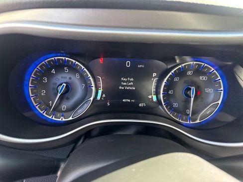 Used 2023 Chrysler Pacifica Touring-L FWD image 12