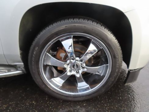 Used 2015 Chevrolet Suburban LTZ image 9