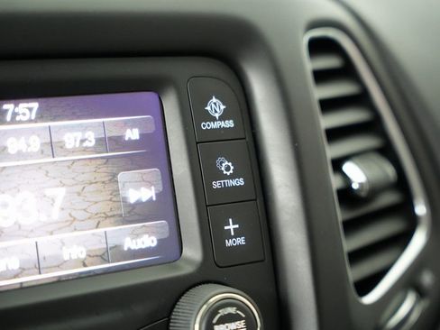 Used 2018 Jeep Compass Latitude image 21