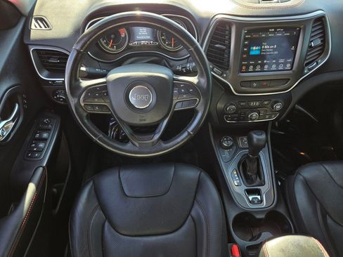 Used 2019 Jeep Cherokee Trailhawk image 12